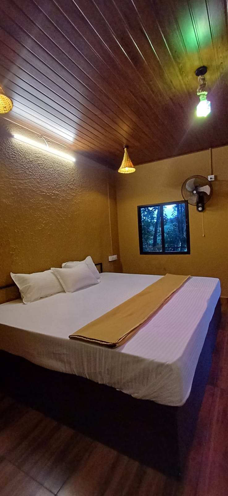 Deluxe Tribal Hut